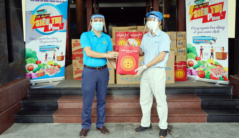 Đại diện Liên đoàn Lao động thành phố trao hàng thiết yếu từ "Xe buýt siêu thị 0 đồng" tới người lao động. Lan tỏa tinh thần tương thân, tương ái -0