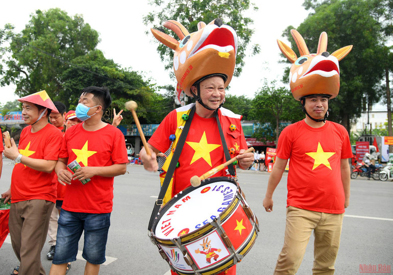 Ông Tuấn "trâu vàng" - cổ động viên đã theo đội tuyển suốt 9 kỳ Đại hội tin tưởng: U23 Việt Nam sẽ thắng với tỉ số 3-1. Hàng vạn cổ động viên