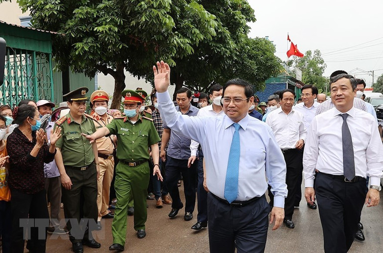 Thủ tướng Phạm Minh Chính với nhân dân xã Nam Cường, huyện Tiền Hải. (Ảnh: Dương Giang/TTXVN) Thủ tướng dự Lễ kỷ niệm 60 năm Bác Hồ về thăm huyện Tiền Hải -0