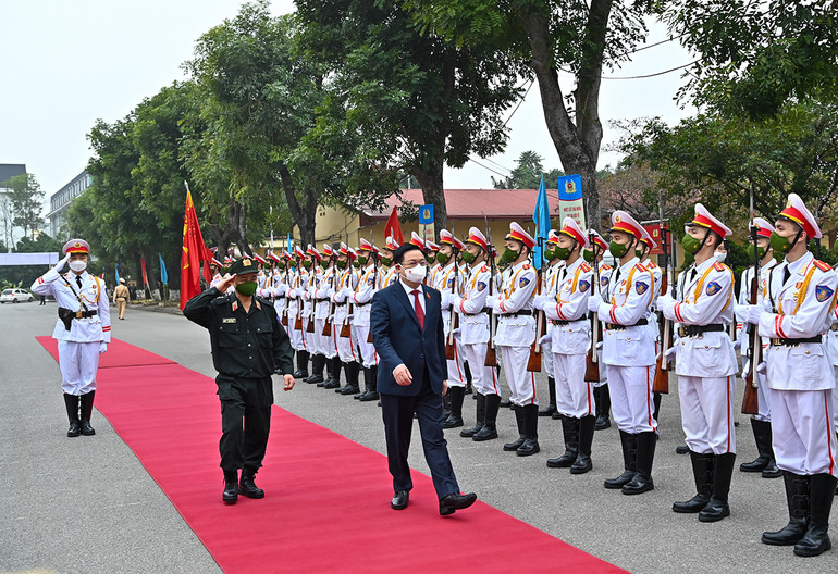 Chủ tịch Quốc hội Vương Đình Huệ thăm, chúc Tết lực lượng vũ trang tại Hà Nội -0