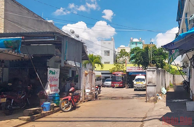 Sân trạm y tế phường Núi Sam cạnh bên cũng thành bãi giữ ô-tô “chui”. Bất cập trong quản lý du lịch ở An Giang -0