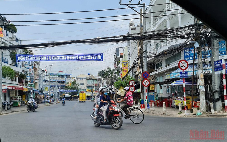 Biển cấm đường, cấm xe ô-tô trên 16 chỗ lưu thông vào đường Châu Thị Tế bị cho là bất cập, gây khó cho hơn 150 hộ kinh doanh. Bất cập trong quản lý du lịch ở An Giang -0