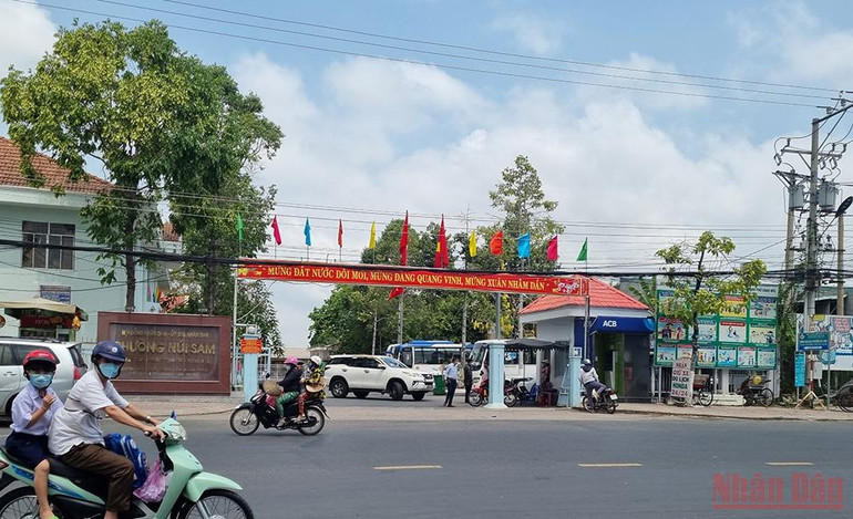Sân UBND phường Núi Sam cũng trở thành bãi giữ ô-tô thu phí. Bất cập trong quản lý du lịch ở An Giang -0