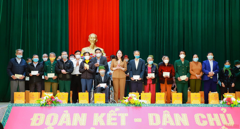 Phó Chủ tịch nước Võ Thị Ánh Xuân trao quà cho các gia đình chính sách trên địa bàn. Phó Chủ tịch nước Võ Thị Ánh Xuân dâng hương tại Khu di tích Kim Liên -0