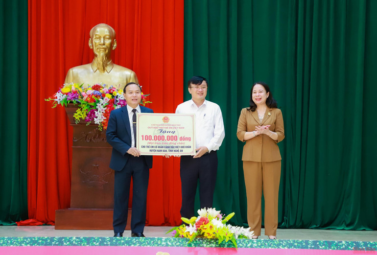 Phó Chủ tịch nước Võ Thị Ánh Xuân trao quà cho trẻ em khó khăn tại huyện Nam Đàn. Phó Chủ tịch nước Võ Thị Ánh Xuân dâng hương tại Khu di tích Kim Liên -0