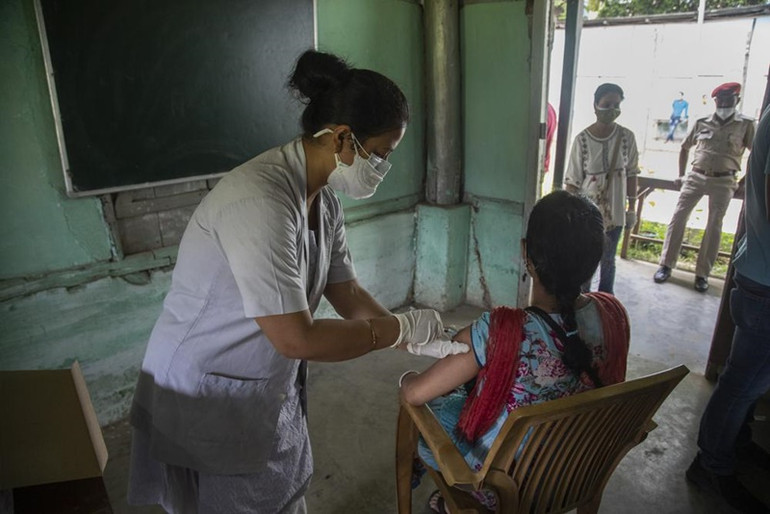 Tiêm vaccine góp phần "làm phẳng" làn sóng Covid-19. (Ảnh: AP) Ấn Độ cảnh báo về bệnh nấm đen và phương pháp chữa Covid-19 bằng chất thải của bò -0