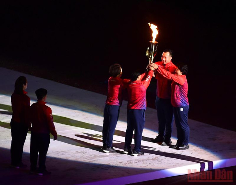 Các vận động viên trao ngọn lửa thiêng của SEA Games 31. (Ảnh: THÀNH ĐẠT) Lễ khai mạc SEA Games 31: Vì một Đông Nam Á mạnh mẽ hơn! -0