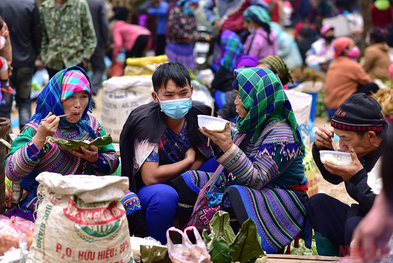 Độc đáo cảnh mẹ địu con đi chợ phiên Bắc Hà ngày giáp Tết -0