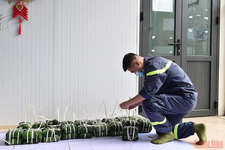 Những người lính đi cùng mùa xuân -0