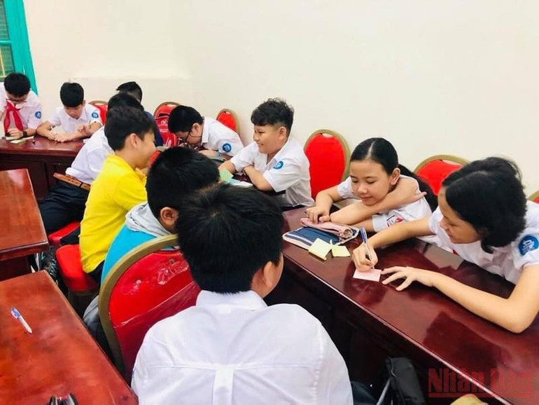 Các học sinh theo học hệ song bằng. (Ảnh: Phụ huynh cung cấp) Sở Giáo dục và Đào tạo Hà Nội… xin lỗi học sinh và phụ huynh -0