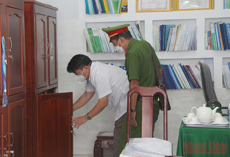 Cơ quan chức năng khám xét phòng làm việc của ông Nguyễn Văn Lành. Khởi tố nguyên Giám đốc CDC Hậu Giang và 2 thuộc cấp -0