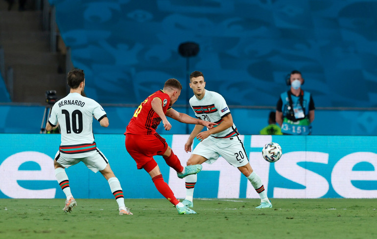 Thorgan Hazard tỏa sáng bằng một siêu phẩm sút xa. (Ảnh: UEFA) Thorgan Hazard lập siêu phẩm, Bỉ biến Bồ Đào Nha thành cựu vương Euro -0