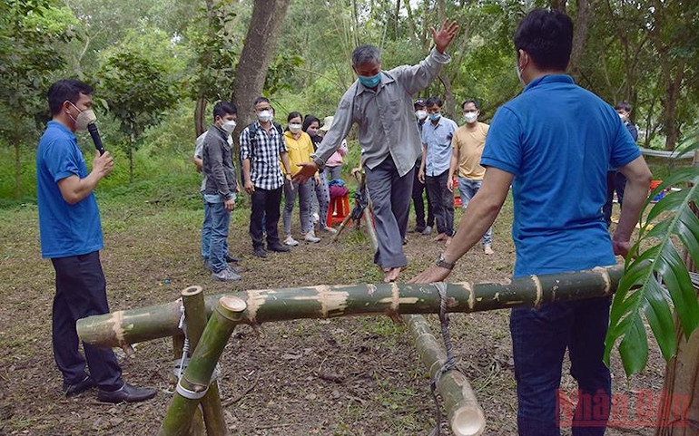 Trò chơi dân gian do các bạn trẻ Huyện đoàn Tháp Mười tổ chức, thu hút đông đảo du khách tham gia. Sức hút từ Lễ hội Vía Bà Chúa Xứ tại Khu Di tích Quốc gia đặc biệt -0