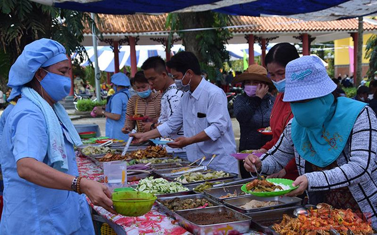 Cơm chay từ thiện phục vụ du khách thập phương tại Lễ hội Gò Tháp. Sức hút từ Lễ hội Vía Bà Chúa Xứ tại Khu Di tích Quốc gia đặc biệt -0