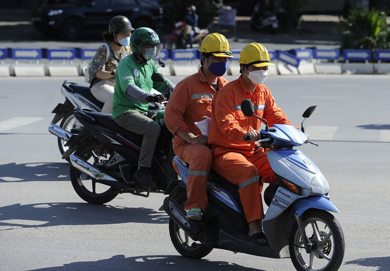 Người dân Hà Nội vất vả mưu sinh dưới trời nóng 40 độ C -0