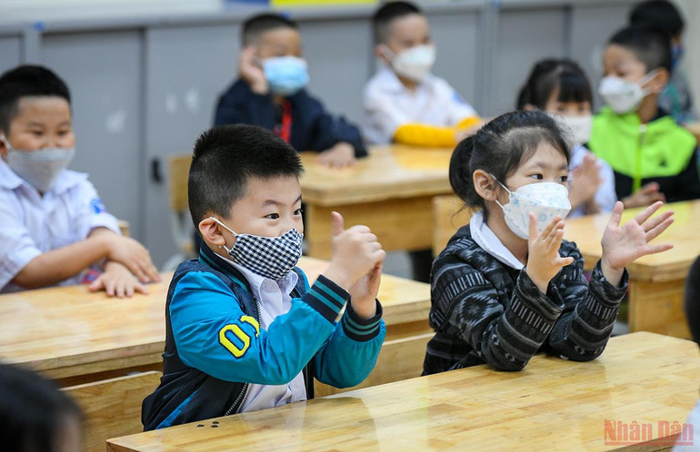 Những khoảnh khắc ngộ nghĩnh, đáng yêu của các con ngày đầu đến trường -0