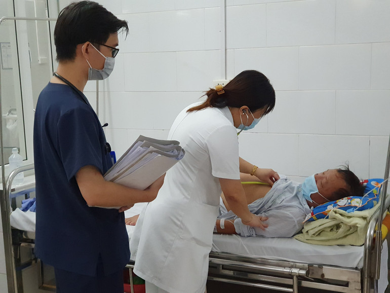 TS, BS Đoàn Thu Trà thăm khám cho bệnh nhân đang điều trị tại Trung tâm Bệnh nhiệt đới. Nguy cơ sốt rét