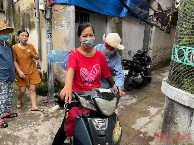 Xăng tăng giá khiến cho những phận đời tại xóm chạy thận thêm phần khó khăn. Nữ tài xế đặc biệt nhất xóm chạy thận Hà Nội -0