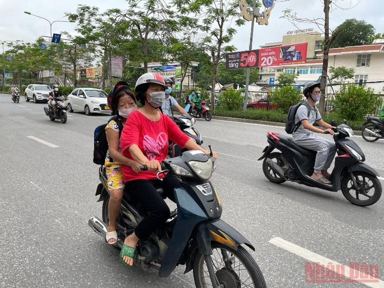 Trong suốt 2 năm hành nghề xe ôm, bà Hường có những "cuốc xe" rất đặc biệt. Nữ tài xế đặc biệt nhất xóm chạy thận Hà Nội -0