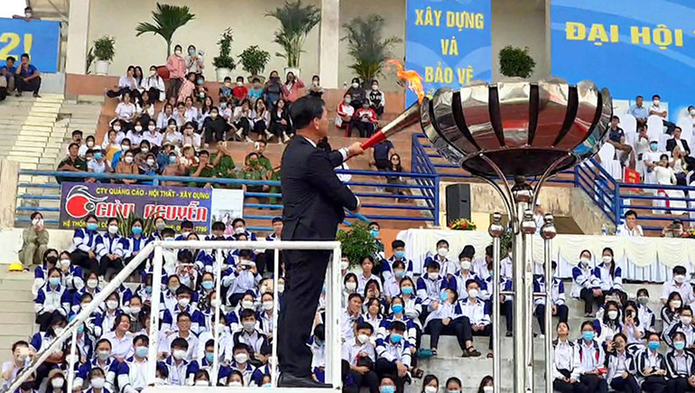 Đồng chí Dương Văn Trang, Ủy viên Trung ương Đảng, Bí thư Tỉnh ủy, Chủ tịch HĐND tỉnh Kon Tum thắp đuốc tại Lễ khai mạc. Khai mạc Đại hội Thể dục Thể thao tỉnh Kon Tum lần thứ VII -0