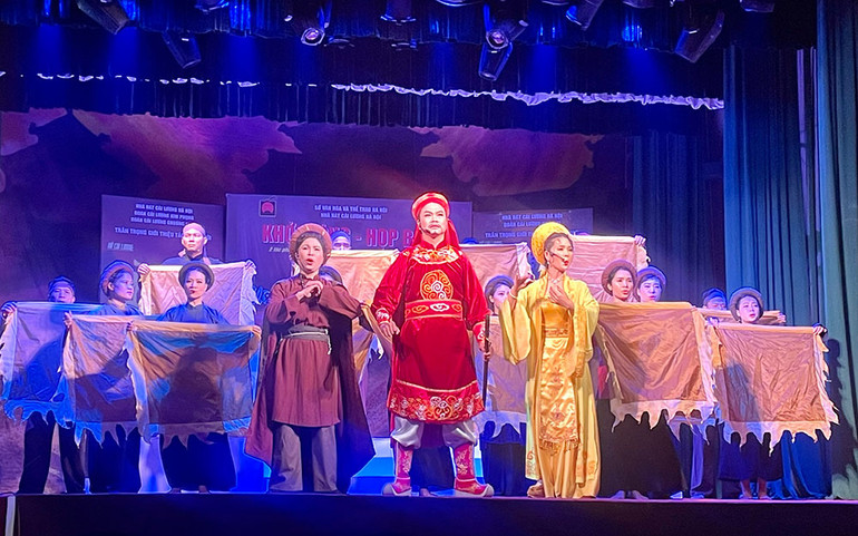 Các nghệ sĩ thể hiện trích đoạn trong vở “Trời Nam”. Nhà hát Cải lương Hà Nội trở lại với hai vở diễn mới -0