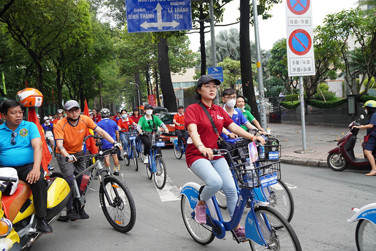 Diễu hành quanh trung tâm thành phố bằng xe đạp. Du lịch Thành phố Hồ Chí Minh với nhiều trải nghiệm mới -0