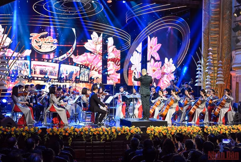 Chủ tịch nước Nguyễn Xuân Phúc dự chương trình Xuân Quê hương 2022 -0