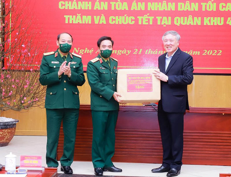 Đồng chí Nguyễn Hòa Bình tặng quà chúc Tết Nguyên đán Nhâm Dần đến Bộ Tư lệnh Quân khu 4. Chánh án Tòa án nhân dân tối cao Nguyễn Hòa Bình thăm, chúc Tết tại Nghệ An -0