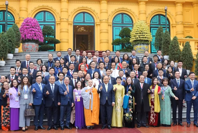 Chủ tịch nước Nguyễn Xuân Phúc dự chương trình Xuân Quê hương 2022 -4