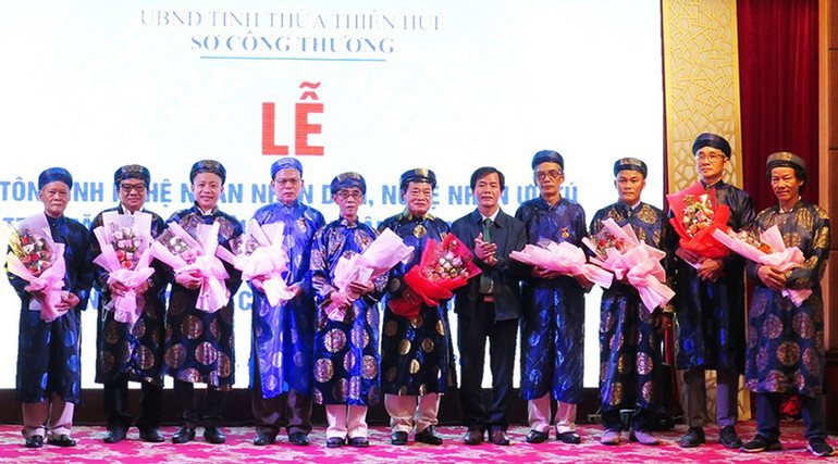 Thừa Thiên Huế tôn vinh và phong tặng các nghệ nhân năm 2020 -0