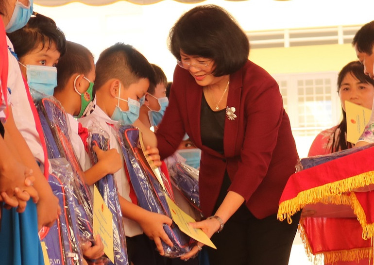 Phó Chủ tịch nước Đặng Thị Ngọc Thịnh dự lễ khánh thành trường học tại Vĩnh Long -0