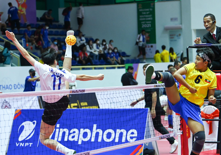 Vận động viên cầu mây phô diễn kỹ thuật tại đấu trường SEA Games 31 -0