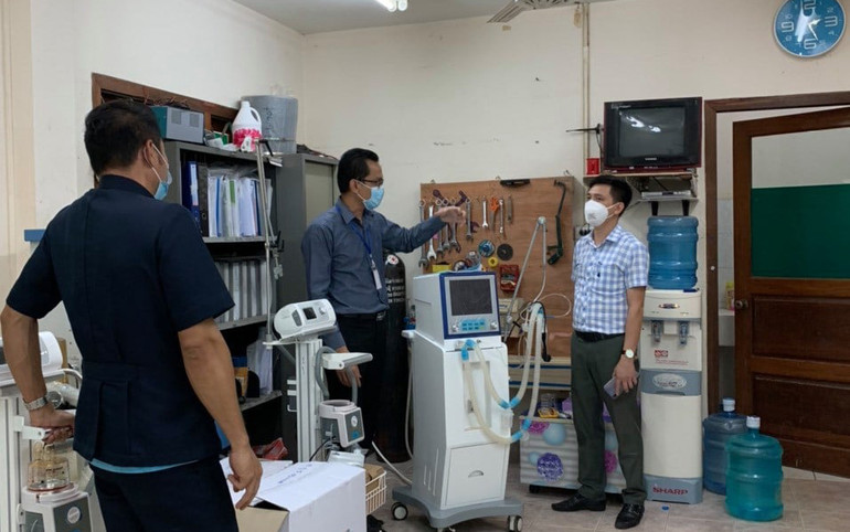 Chuyên gia của đoàn công tác Bộ Y tế khảo sát kho vật tư y tế, kho dược bệnh viện tại Lào. Chuyên gia Y tế Việt Nam chia sẻ kinh nghiệm, hỗ trợ Lào phòng, chống dịch Covid-19 -0