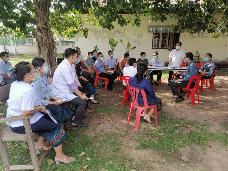 Buổi báo cáo sơ bộ kết quả làm việc của đoàn với cán bộ trực và lãnh đạo của đơn vị dã chiến điều trị ca bệnh dương tính (cơ sở cũ của bệnh viện Pholthong). Chuyên gia Y tế Việt Nam chia sẻ kinh nghiệm, hỗ trợ Lào phòng, chống dịch Covid-19 -0