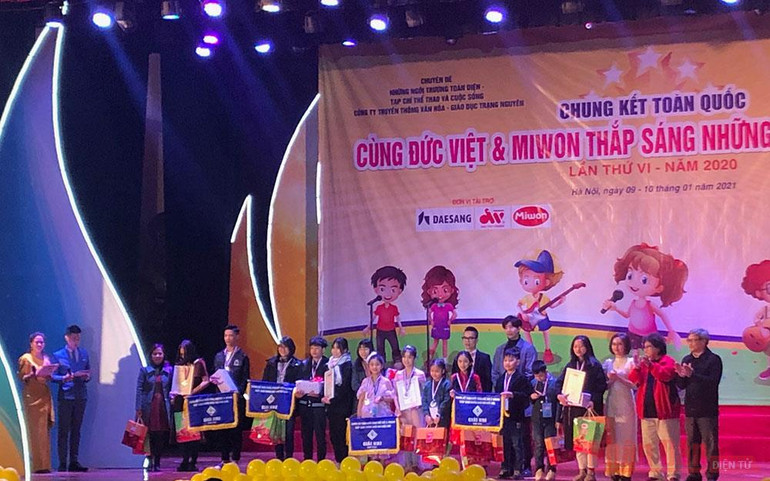 Trao giải nhì cho các đội nghệ thuật. Trao giải cuộc thi nghệ thuật thiếu nhi “Cùng Đức Việt và Miwon thắp sáng những ngôi sao buổi sớm” -0