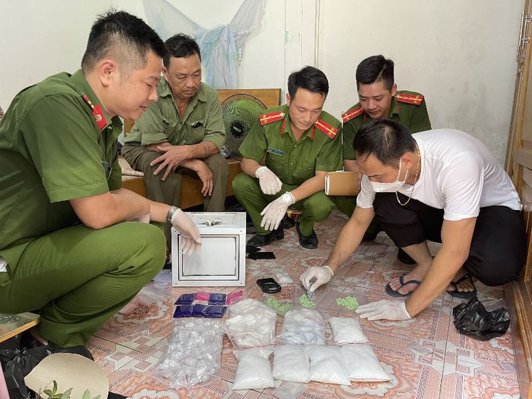 Công an kiểm đếm số lượng ma túy tang vật. Triệt xóa tụ điểm ma túy phức tạp ở thành phố Thanh Hóa -0