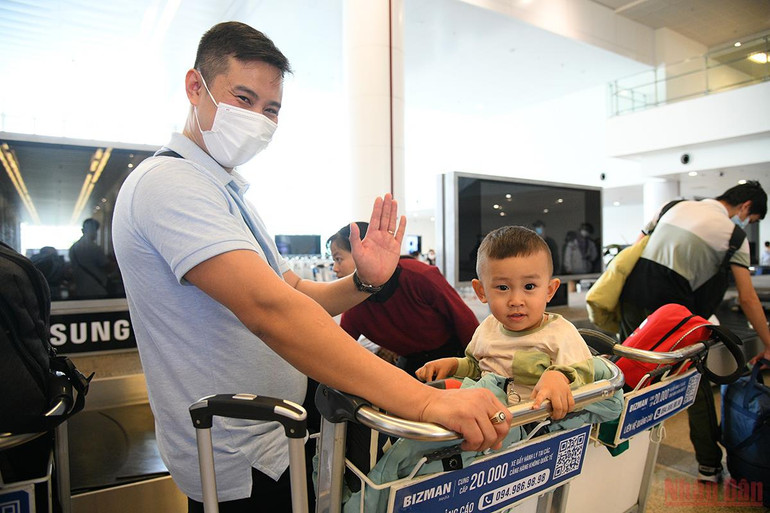 Đón công dân Việt từ Ukraine: Bồi hồi xúc động ngày về nhà -0