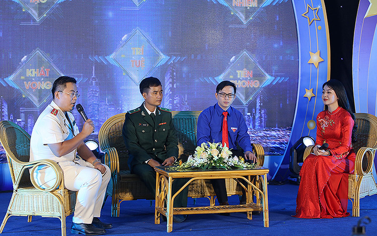 Các đại biểu giành Giải thưởng Lý Tự Trọng năm 2022 giao lưu, chia sẻ quá trình phấn đấu, trưởng thành và cống hiến tại buổi lễ. Trao Giải thưởng Lý Tự Trọng tặng 94 cán bộ Đoàn và đoàn viên ưu tú -0