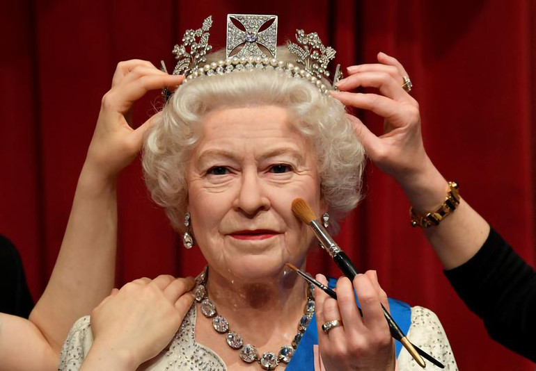 Các nghệ sĩ chỉnh sửa mô hình bằng sáp tái hiện Nữ hoàng Elizabeth II. (Ảnh: Reuters) Vương quốc Anh sẵn sàng cho Đại lễ Bạch kim kỷ niệm 70 năm Nữ hoàng Elizabeth II lên ngôi -0