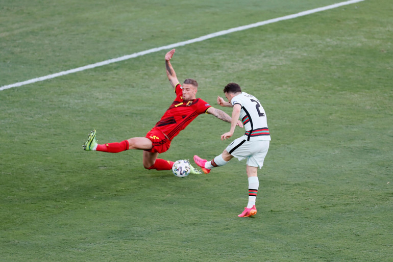 Diogo Jota có cơ hội dứt điểm đầu tiên ở trận đấu nhưng không thành công. (Ảnh: UEFA) Thorgan Hazard lập siêu phẩm, Bỉ biến Bồ Đào Nha thành cựu vương Euro -0