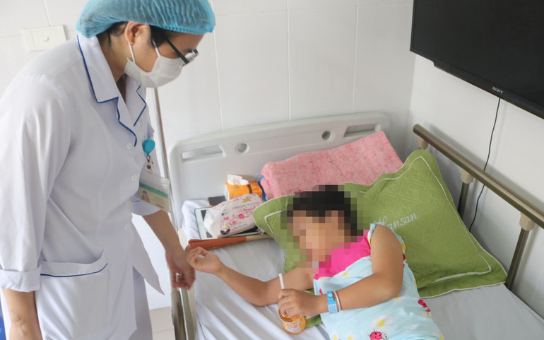 Bác sĩ thăm khám bệnh nhi mắc sốt xuất huyết. Ghi nhận một số bệnh nhi mắc sốt xuất huyết từ vùng dịch trở về -0