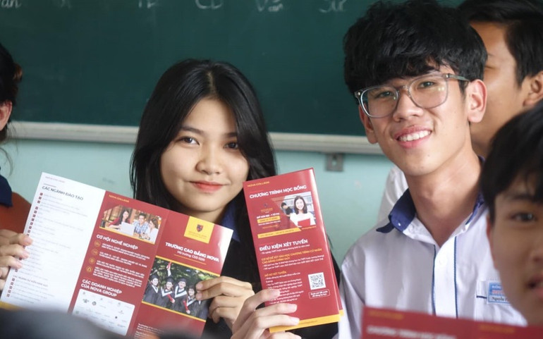 Các em học sinh Trường THPT Nguyễn Trường Tộ (Bình Thuận) hào hứng với cơ hội thực tập và làm việc tại NovaGroup. Nhóm ngành quản trị khách sạn - nhà hàng: Thách thức đi cùng cơ hội -0