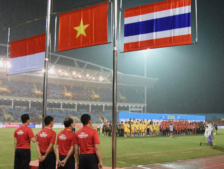 Khoảnh khắc tuyệt vời tại lễ trao Huy chương Vàng bóng đá nam SEA Games 31 -0