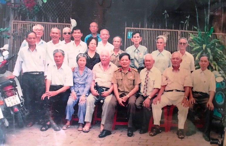 Ông Kostas Sarantidis Nguyễn Văn Lập và đại tá Võ Văn Minh (hàng trước, giữa) cùng những người bạn trong một dịp thăm lại Đà Nẵng. (Ảnh do ông Võ Văn Minh cung cấp) Vĩnh biệt người anh hùng Kostas Sarantidis Nguyễn Văn Lập -0