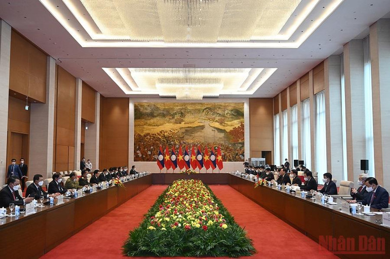 Quang cảnh buổi hội kiến. Chủ tịch Quốc hội Vương Đình Huệ hội kiến Thủ tướng Lào Phankham Viphavanh -3