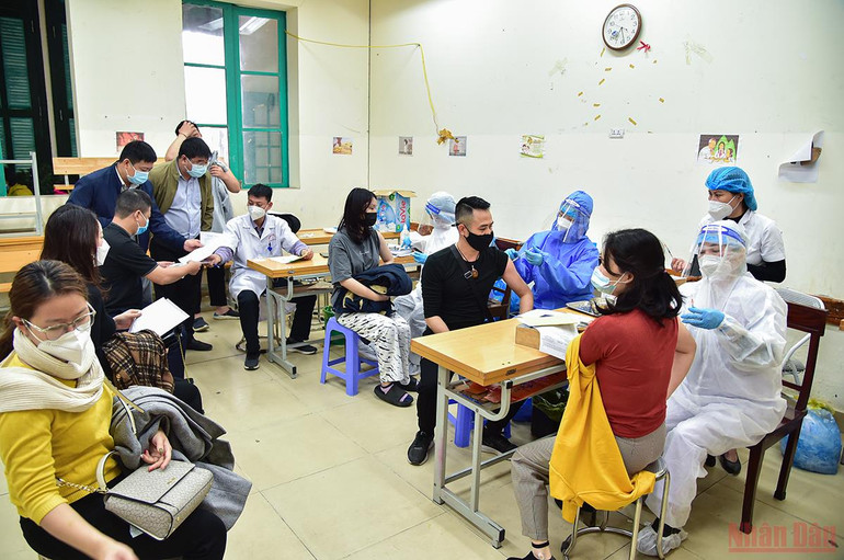 Tiêm vaccine phòng Covid-19 mũi 3 cho người dân quận Hoàn Kiếm tại điểm tiêm trường THCS Trưng Vương ngày 7/1/2022. Hà Nội đã tiêm hơn 1 triệu liều vaccine mũi bổ sung và nhắc lại -0
