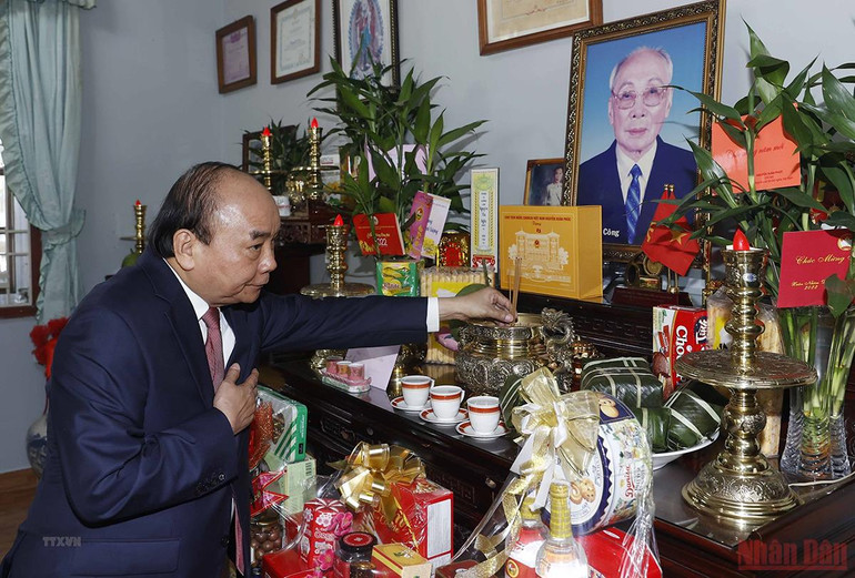 Chủ tịch nước Nguyễn Xuân Phúc dâng hương tưởng nhớ đồng chí Võ Chí Công, Chủ tịch Hội đồng Nhà nước, từ 1987-1992. (Ảnh: TTXVN) Chủ tịch nước Nguyễn Xuân Phúc dâng hương tưởng nhớ các đồng chí nguyên lãnh đạo Đảng, Nhà nước -0