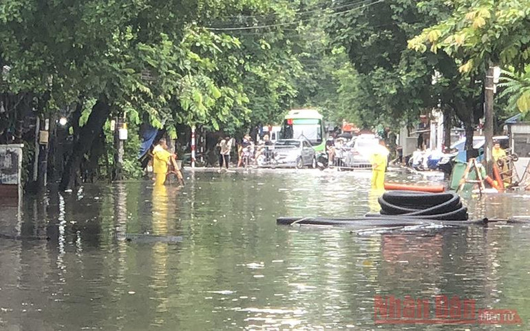 Mưa lớn khiến một số tuyến phố Hà Nội ngập sâu -0