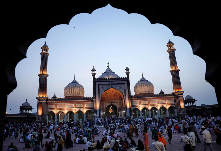 Người Hồi giáo dùng bữa Iftar vào buổi tối sau 1 ngày nhịn ăn trong ngày thứ hai của tháng lễ Ramadan tại thánh đường Jama Masjid, Delhi, Ấn Độ, ngày 4/4. Các bữa ăn vào giờ này đều bắt đầu bằng những phần ăn nhẹ và nước để ổn định lại cơ thể. (Ảnh: REUTERS) Người Hồi giáo trên khắp thế giới đón tháng lễ Ramadan -0