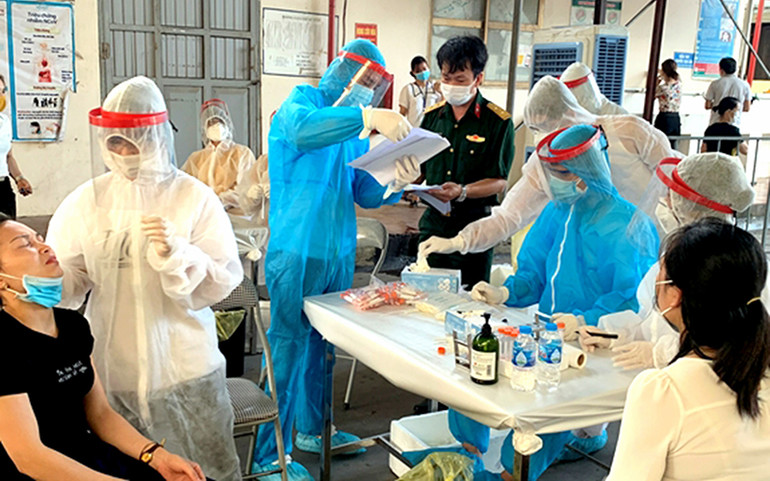 Áo blouse kiên cường nơi tâm dịch -0